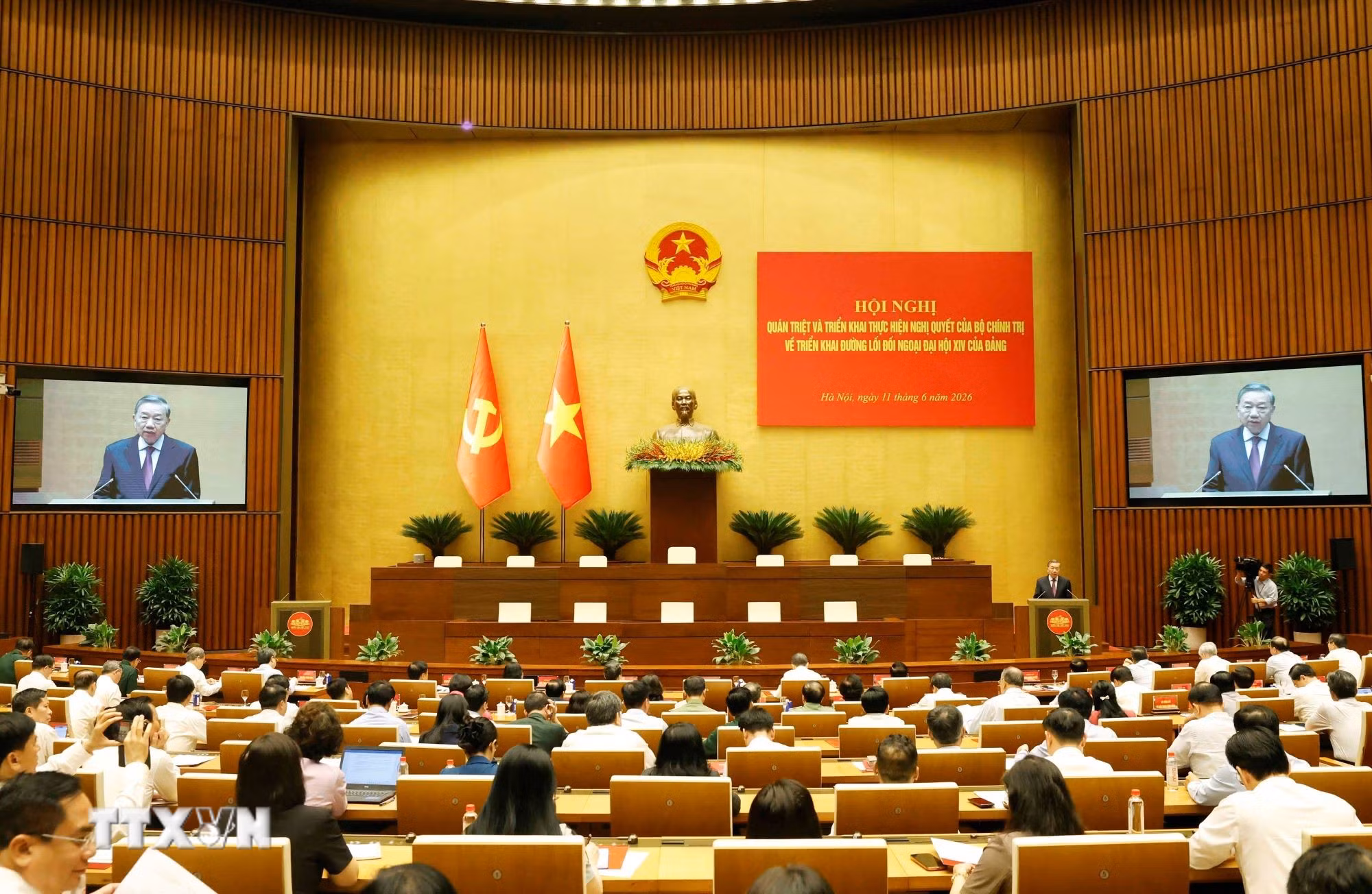 Secretary-General and President To Lam delivers a speech at the conference. (Photo: Thong Nhat/VNA) news