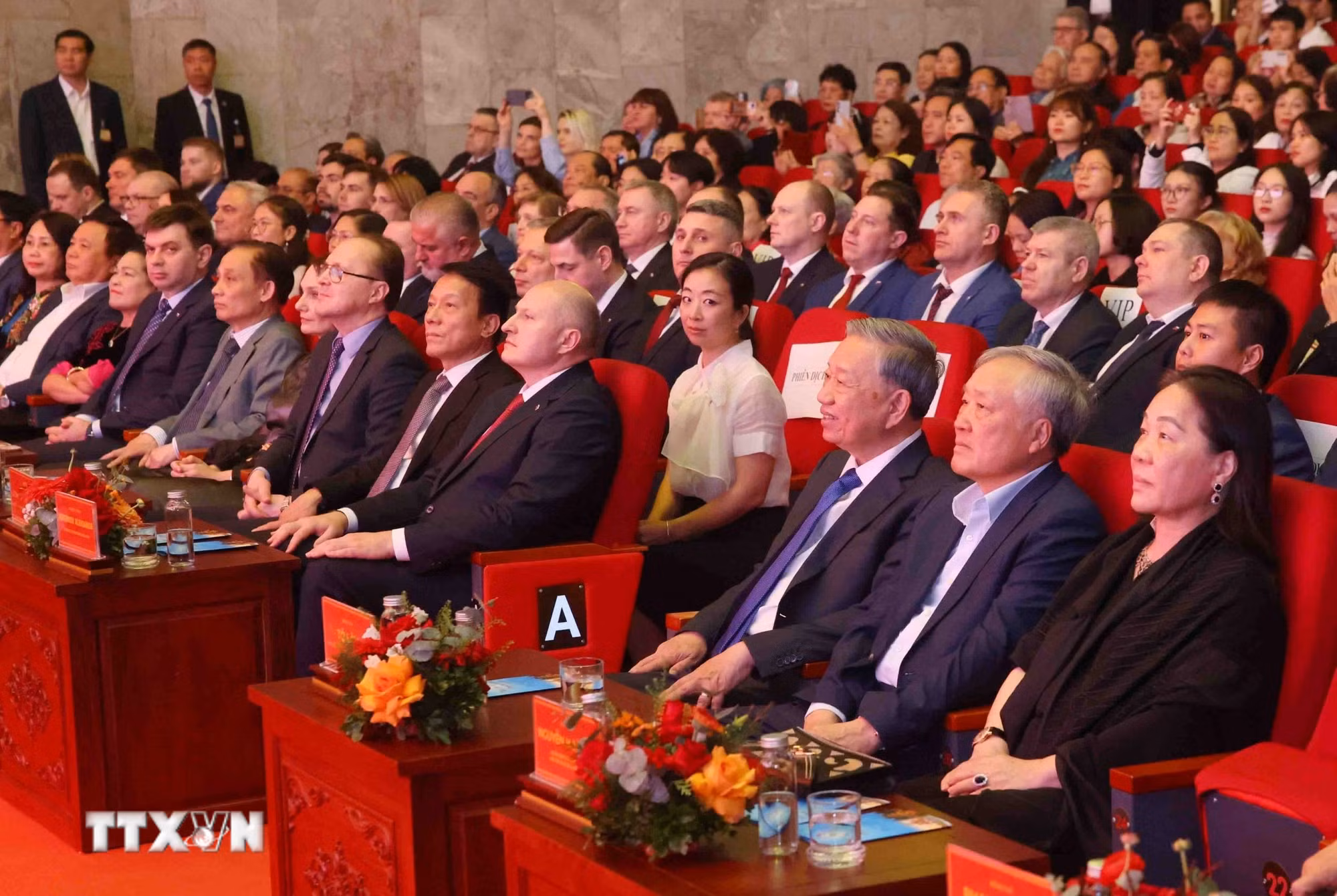 ttxvn-tong-bi-thu-du-giao-luu-nghe-thuat-tam-hon-nga-trong-long-viet-nam-05-2.jpg