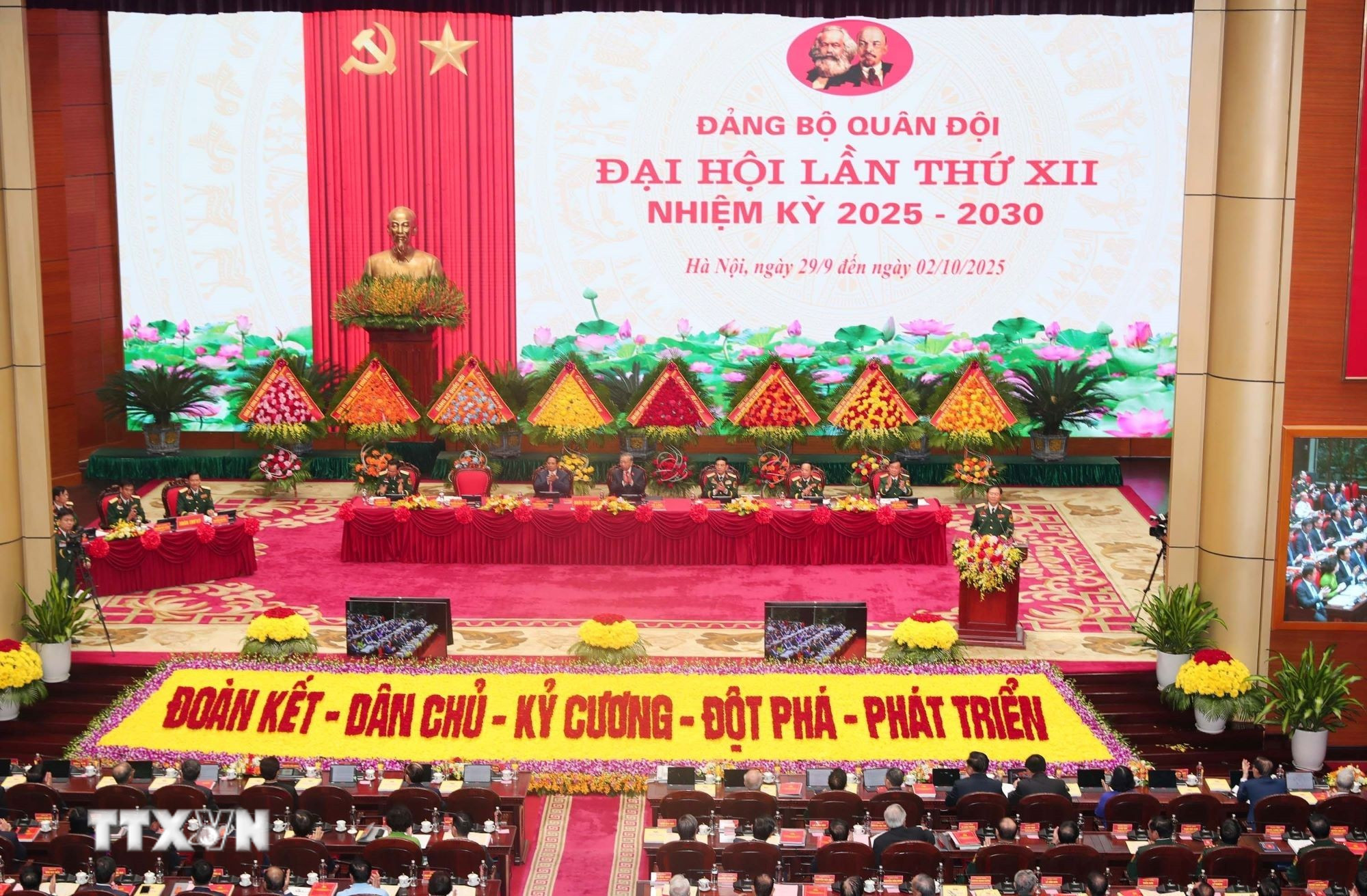 Panorama of the 12th Party Congress of the Army, term 2025-2030. (Photo: Trong Duc/VNA) ttxvn-khai-mac-trong-the-dai-hoi-dai-bieu-dang-bo-quan-doi-nhiem-ky-2025-2030-3.jpg