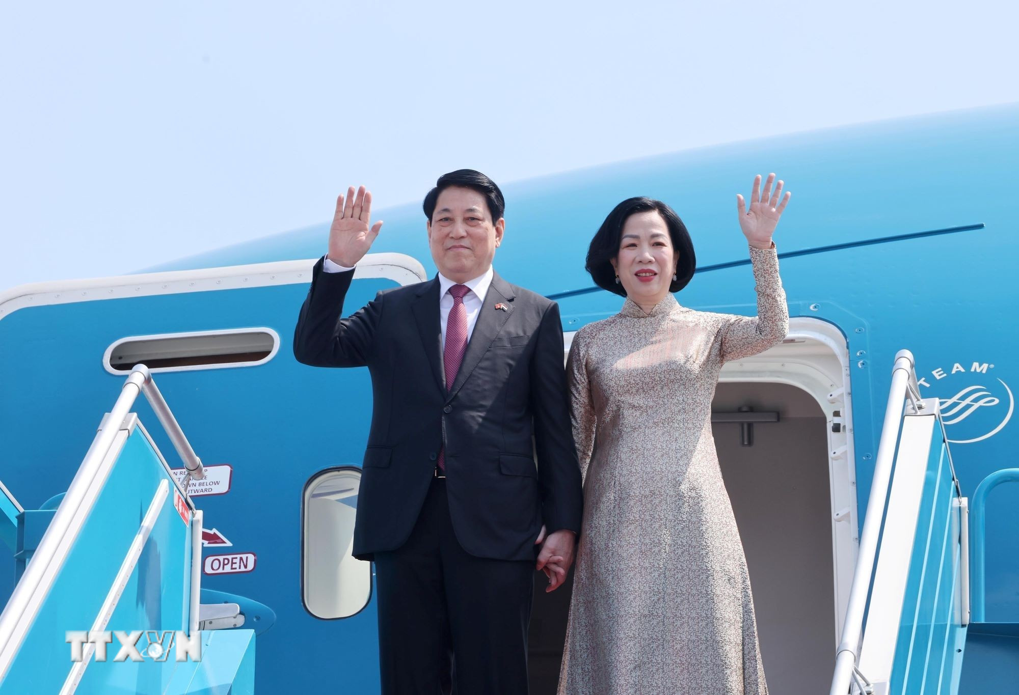 Chủ tịch nước Lương Cường và Phu nhân rời sân bay quốc tế Nội Bài, lên đường thăm cấp Nhà nước Ai Cập và Angola. (Ảnh: Lâm Khánh/TTXVN)