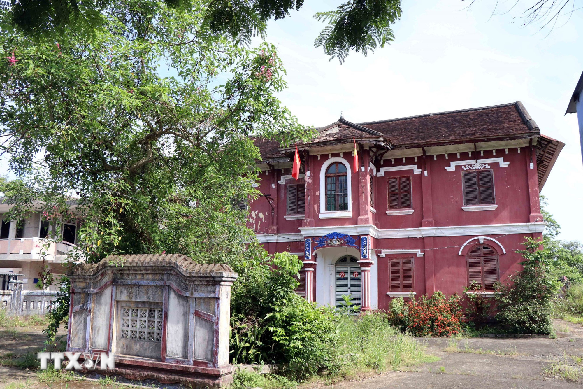 ttxvn-cong-trinh-kien-cac-phap-o-hue-bi-bo-hoang-mega-2205-4.jpg