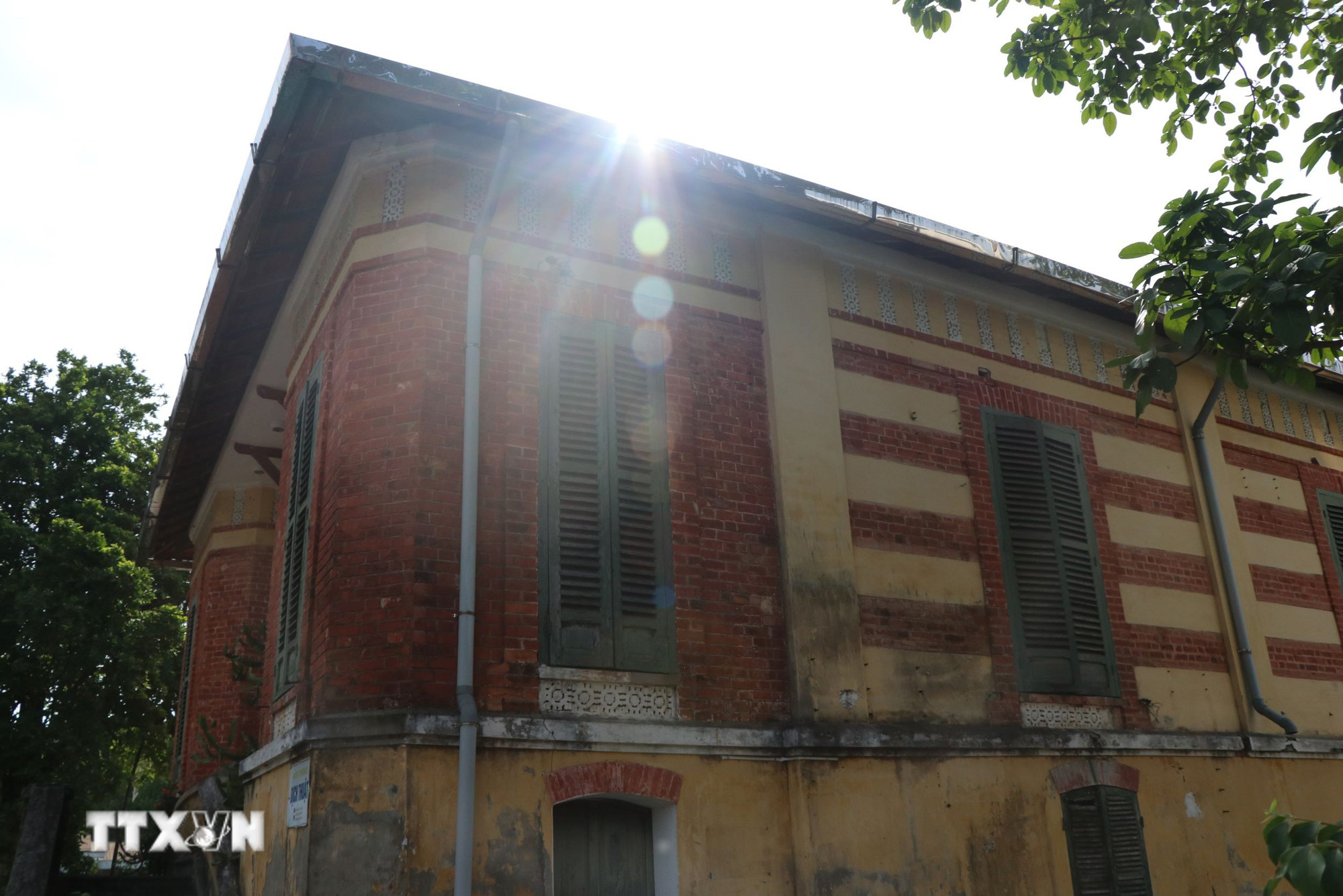 Es wurde einst vorgeschlagen, die Villa Nr. 26 Le Loi an einen anderen Standort zu verlegen, um dem Aufruf der Stadt nach Investitionsprojekten Platz zu machen. (Foto: Do Truong/VNA) ttxvn-cong-trinh-kien-truc-phap-o-hue-bi-bo-hoang-mega-2205-8.jpg