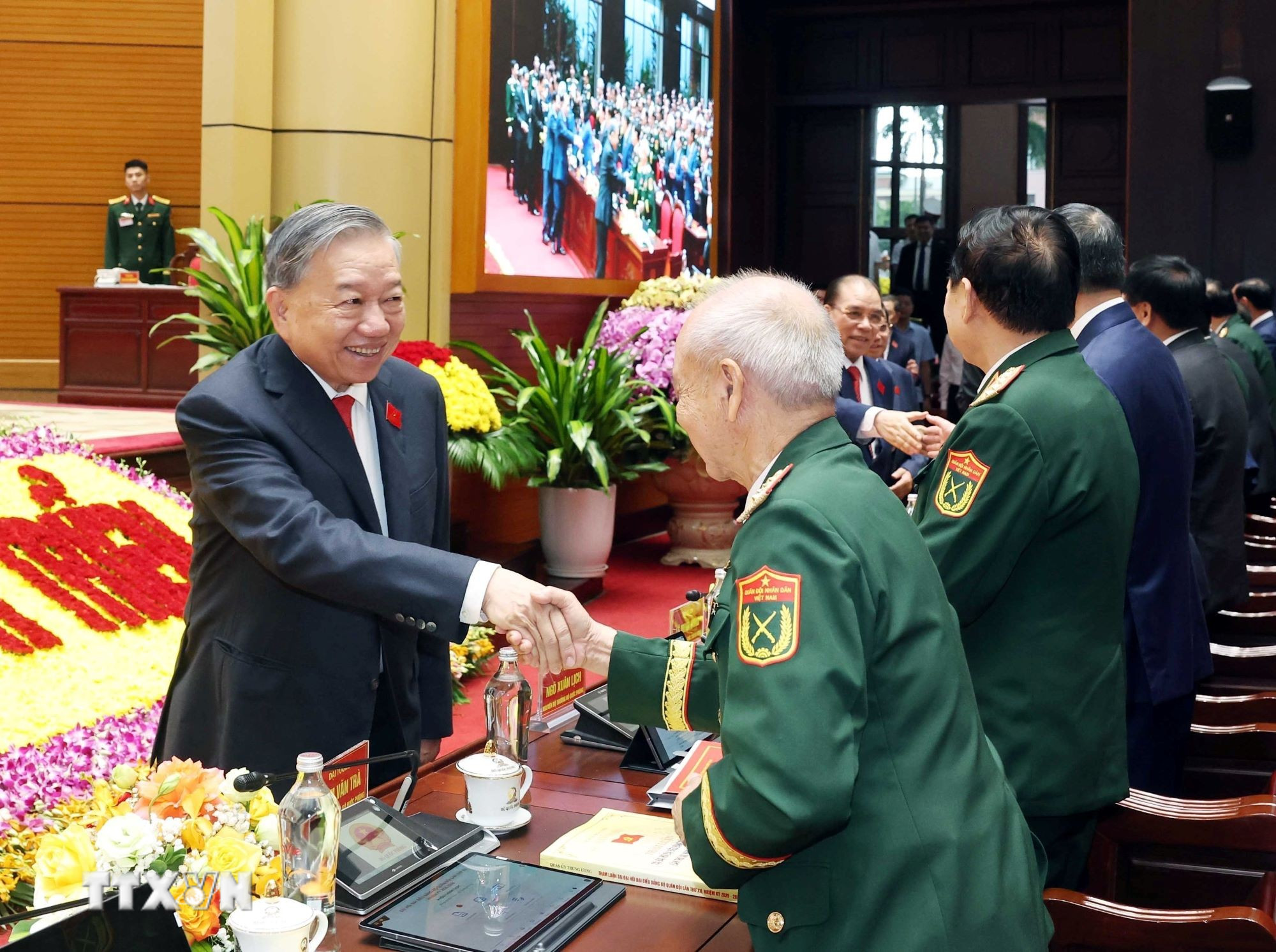 General Secretary To Lam with delegates attending the Congress. (Photo: Thong Nhat/VNA) ttxvn-tong-bi-thu-to-lam-du-dai-hoi-dai-bieu-dang-bo-quan-doi-lan-thu-xii-30-13.jpg