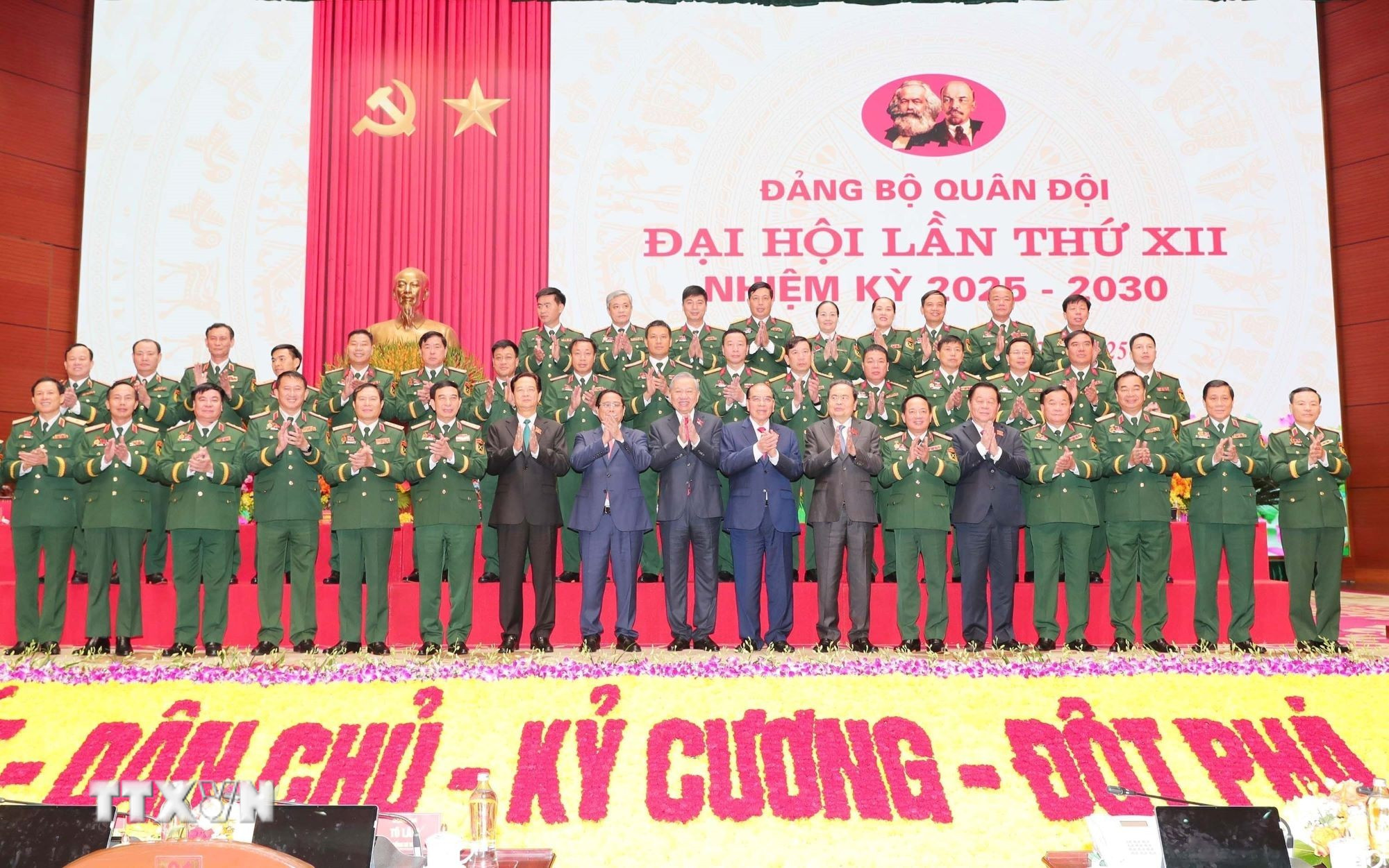 General Secretary To Lam, Prime Minister Pham Minh Chinh, National Assembly Chairman Tran Thanh Man, other Party and State leaders and former leaders with delegates attending the congress. (Photo: Trong Duc/VNA) ttxvn-tong-bi-thu-to-lam-du-dai-hoi-dai-bieu-dang-bo-quan-doi-lan-thu-xii-30-16.jpg