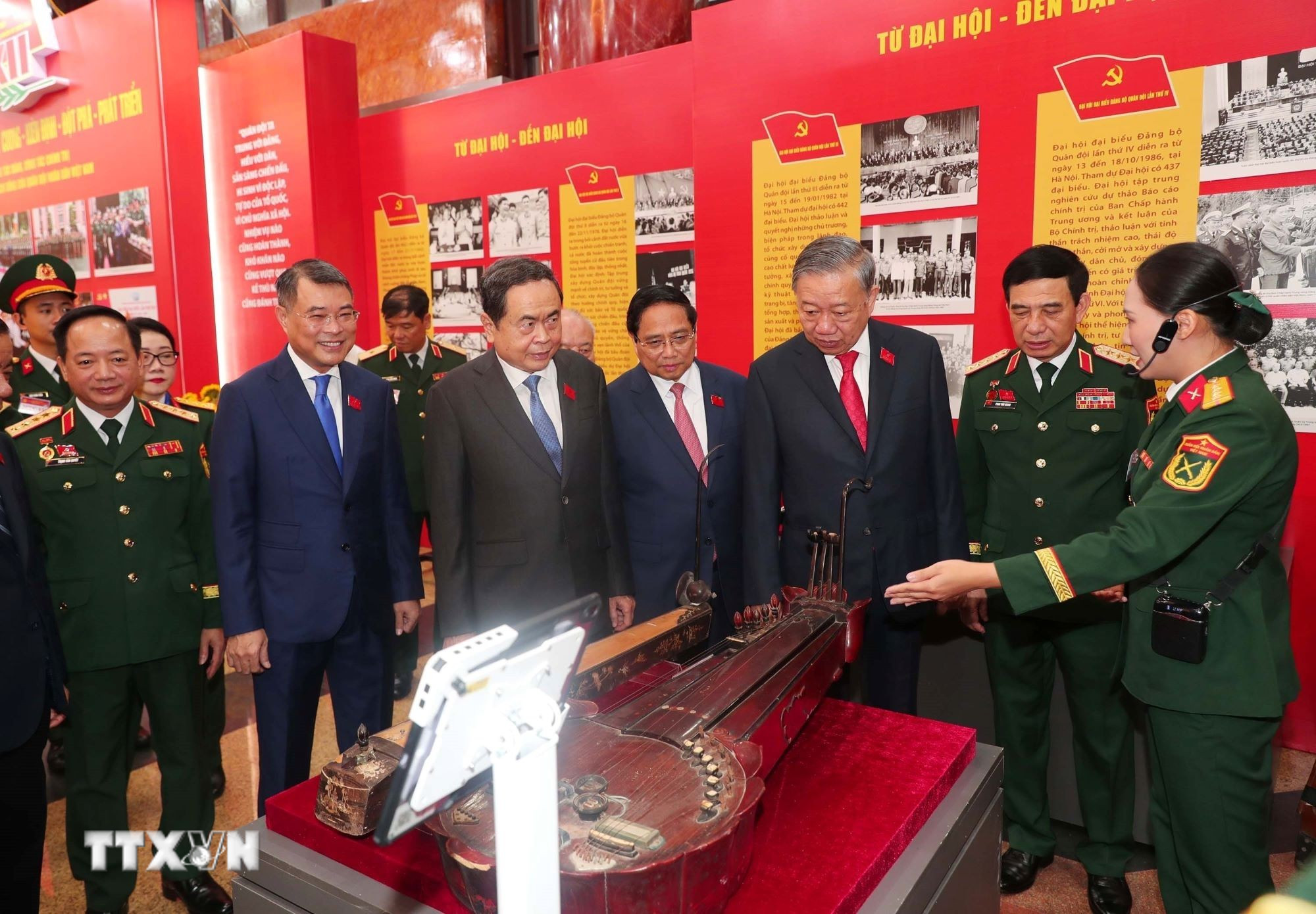 General Secretary To Lam and delegates visit the exhibition of national defense achievements. (Photo: Trong Duc/VNA) ttxvn-tong-bi-thu-to-lam-du-dai-hoi-dai-bieu-dang-bo-quan-doi-nhiem-ky-2025-2030-7.jpg