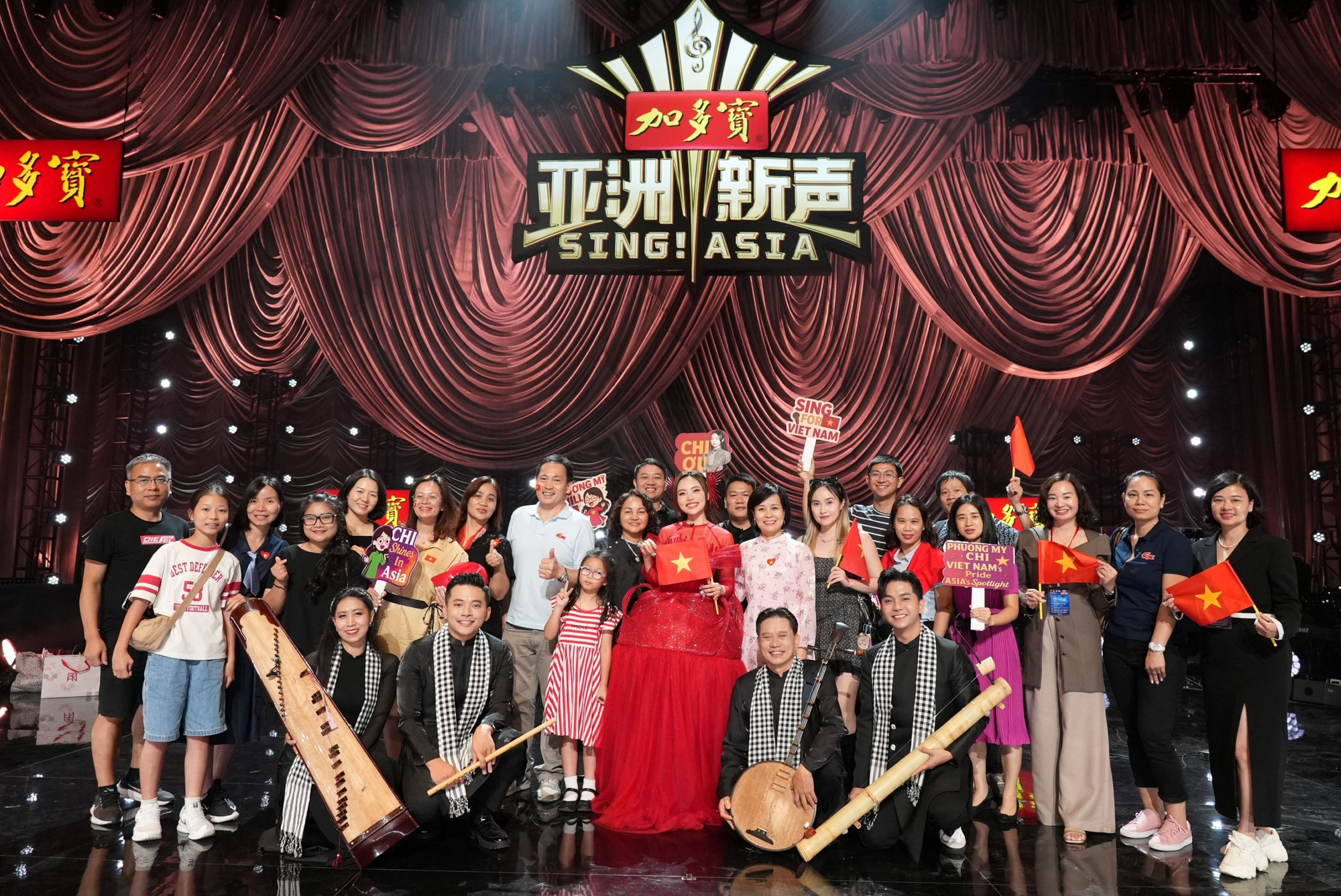 Ca sỹ Phương Mỹ Chi giao lưu với khán giả sau đêm chung kết Sing! Asia. (Ảnh: TTXVN phát)