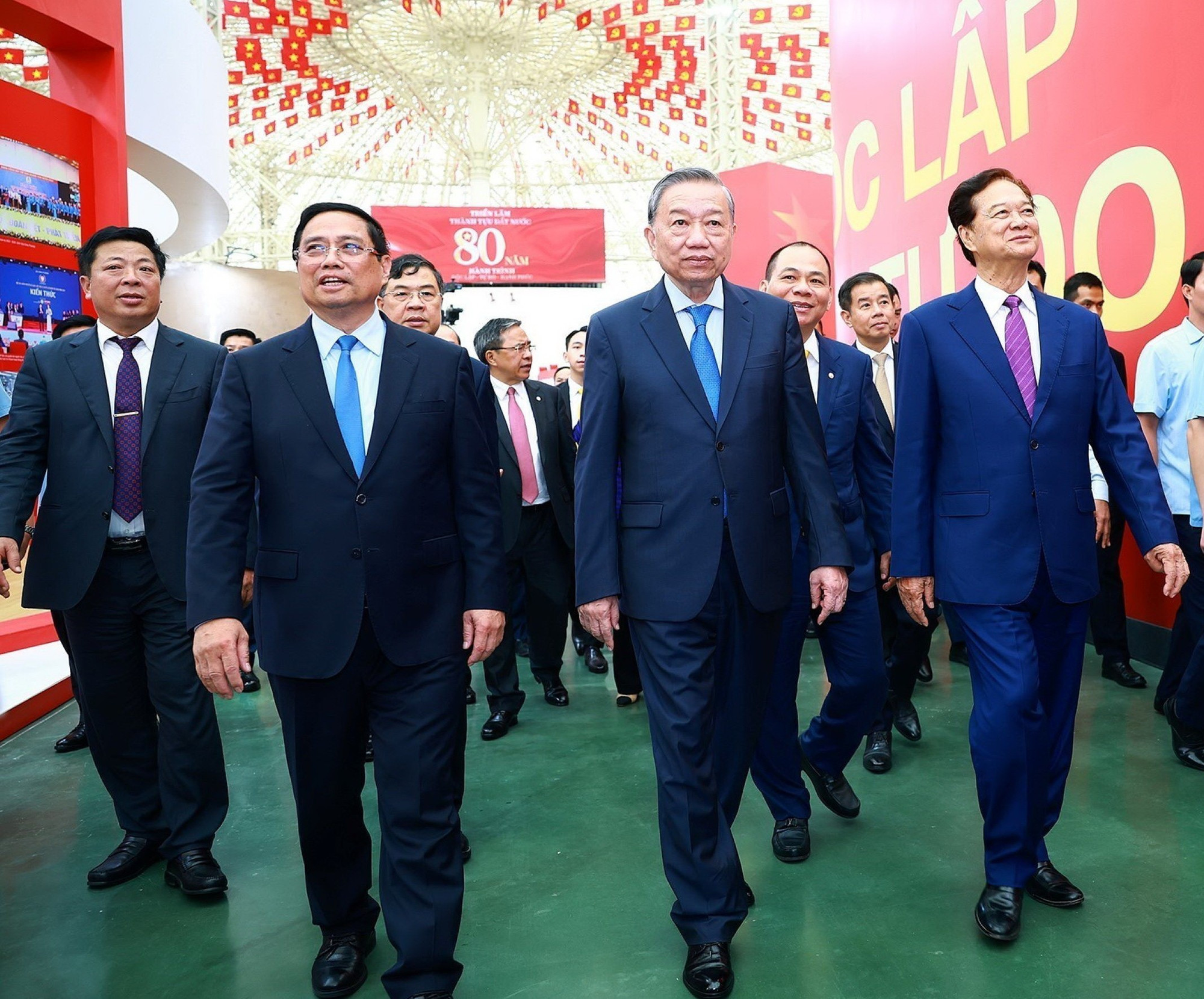 Tổng Bí thư Tô Lâm và Thủ tướng Phạm Minh Chính tham quan trưng bày thành tựu của đất nước tại Trung tâm Triển lãm Việt Nam. (Ảnh: Dương Giang/TTXVN)