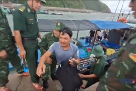 10 ngư dân bị đắm tàu trên vùng biển đặc khu Cô Tô được đưa vào bờ an toàn