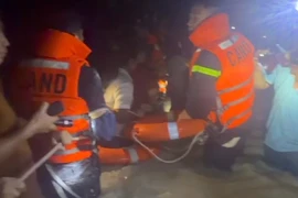 Giải cứu hơn 100 người trong trận ngập lụt ở phường Bến Cát - Thành phố Hồ Chí Minh