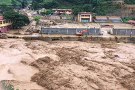 Cảnh báo lũ đạt đỉnh, bão số 12 có thể gây mưa cục bộ đạt 900mm