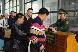Cán bộ, chiến sĩ Bộ đội Biên phòng hướng dẫn du khách làm thủ tục xuất nhập cảnh tại Cửa khẩu quốc tế Móng Cái, Quảng Ninh. (Ảnh: PV/Vietnam+)