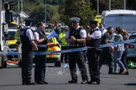 Lao xe và đâm dao gần giáo đường Do thái ở Manchester