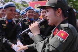 Duyên Quỳnh thắp lửa tinh thần cho chiến sĩ trên thao trường hợp luyện diễu binh A80