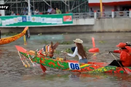 Rộn ràng đua ghe Ngo đón Lễ cúng Trăng của đồng bào Khmer tại Cần Thơ 