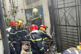 Lính cứu hỏa xuyên đêm giải cứu 2 chị em trong căn nhà cháy ở TP. Hồ Chí Minh