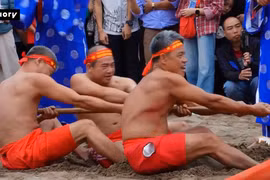 Festival Thăng Long 2025: Du khách quốc tế thích thú với cuộc thi kéo co ngồi