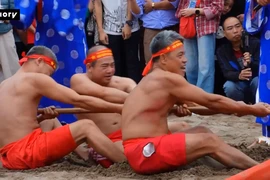 Festival Thăng Long 2025: Du khách quốc tế thích thú với cuộc thi kéo co ngồi