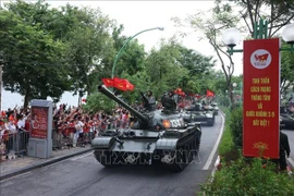 Người dân chào đón đoàn xe tăng tiến vào Quảng trường Ba Đình hợp luyện A80 