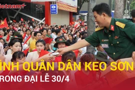 Xúc động tình quân dân keo sơn trong ngày đại lễ kỷ niệm 50 năm Giải phóng miền Nam