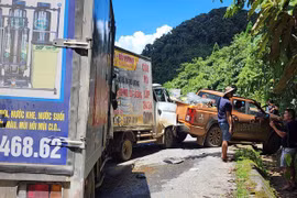Ba xe cứu trợ gặp tai nạn liên hoàn trên Quốc lộ 16, đoạn qua Nghệ An