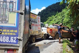 Ba xe cứu trợ gặp tai nạn liên hoàn trên Quốc lộ 16, đoạn qua Nghệ An