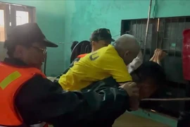 Lực lượng vũ trang Đà Nẵng xuyên đêm cứu hơn 180 người dân khỏi vùng lũ 