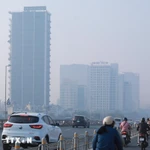 Bụi mịn và sương mù dày đặc gây hạn chế tầm nhìn của các phương tiện lưu thông sáng 10/12/2025. (Ảnh: Phan Phương/TTXVN)