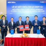 Đại diện Lãnh đạo MobiFone và ACV thực hiện ký kết và trao thỏa thuận hợp tác, mở ra giai đoạn phát triển mới về hạ tầng 5G tại các sân bay trọng điểm. (Ảnh: PV/Vietnam+)