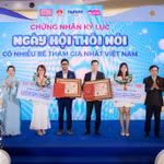 Tổ chức Kỷ lục Việt Nam (VietKings) trao chứng nhận xác lập Ngày hội thôi nôi có số lượng trẻ tham dự lớn nhất tại Việt Nam là 680 em bé tham gia cho Nestlé và Con Cưng. (Ảnh: PV/Vietnam+)