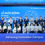 Các đại biểu và đại diện sinh viên chụp ảnh kỷ niệm tại Lễ khởi động Samsung Innovation Campus 2026. (Ảnh: PV/Vietnam+)