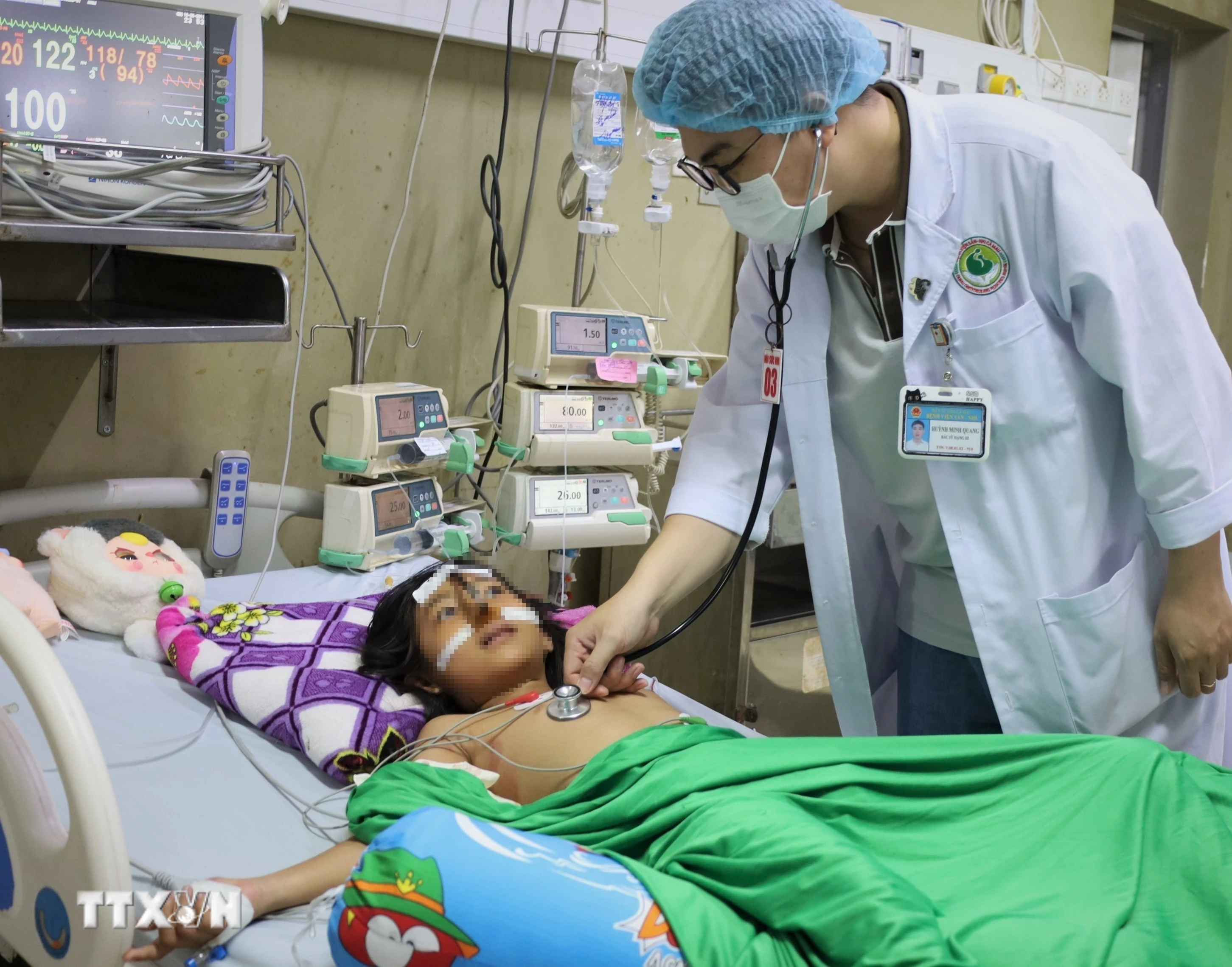 Cà Mau: Cứu thành công bé gái bị ong vò vẽ đốt hơn 70 vết