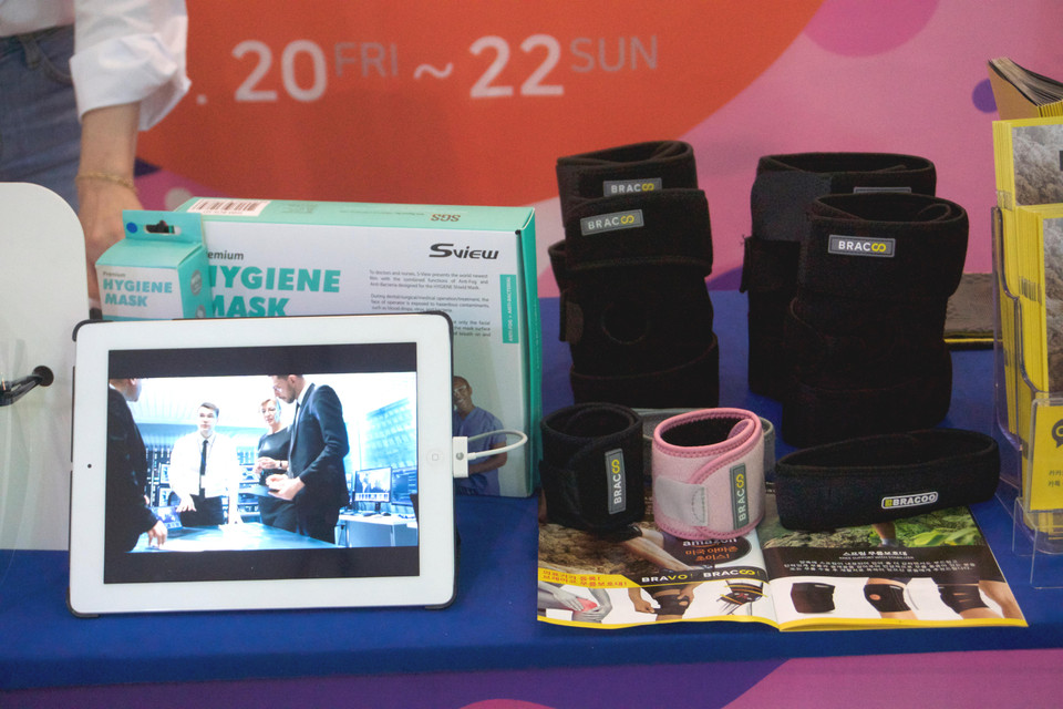 Các sản phẩm băng bảo vệ đầu gối, khuỷu tay. (Ảnh: Vi Diệu/Vietnam+)