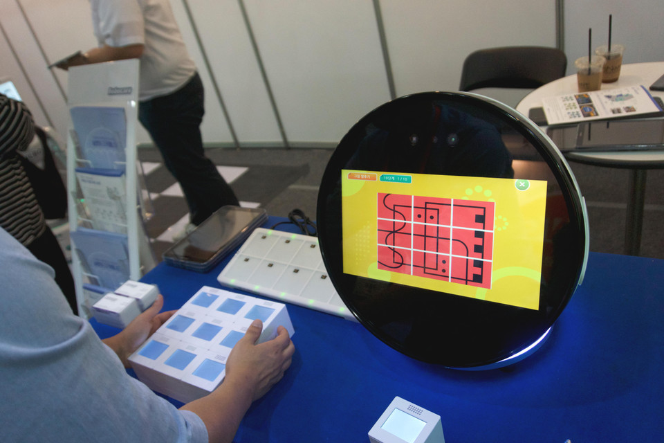 Các trò chơi giúp người cao tuổi cải thiện trí nhớ. (Ảnh: Vi Diệu/Vietnam+)