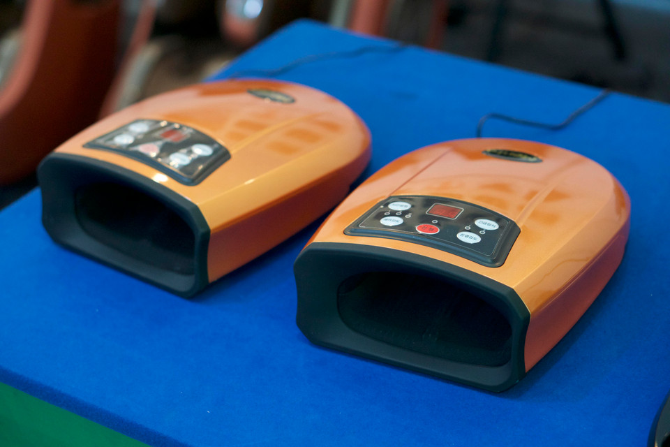 Các loại máy massage dành cho người cao tuổi. (Ảnh: Vi Diệu/Vietnam+)