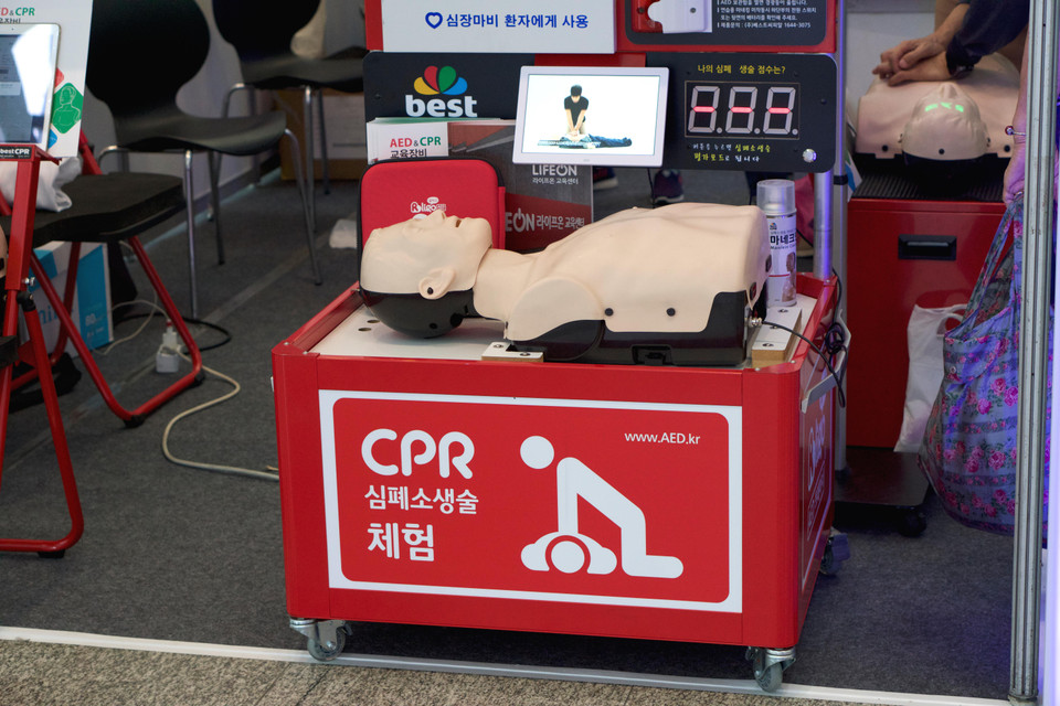 Thiết bị giúp tập luyện kỹ năng hô hấp nhân tạo. (Ảnh: Vi Diệu/Vietnam+)