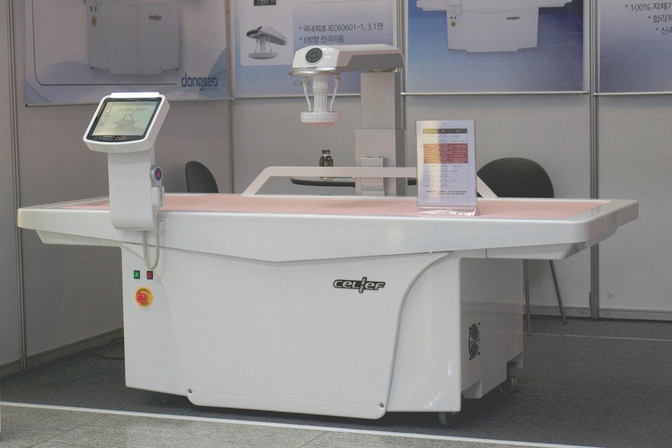 Máy điều trị ung thư bằng nhiệt độ cao. (Ảnh: Vi Diệu/Vietnam+)