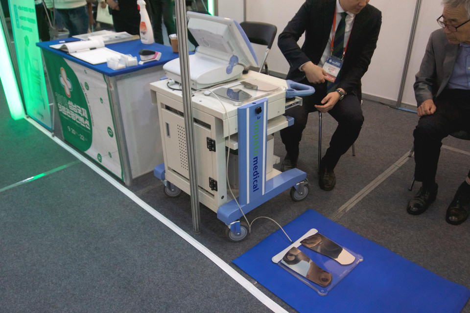 Thiết bị chẩn đoán nhanh nguy cơ mắc bệnh tiểu đường. (Ảnh: Vi Diệu/Vietnam+)