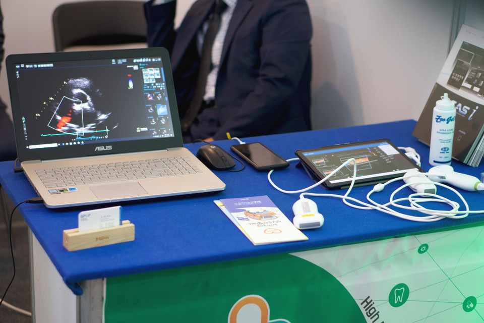 Máy siêu âm mini kết hợp cùng máy tính xách tay và máy tính bảng. (Ảnh: Vi Diệu/Vietnam+)