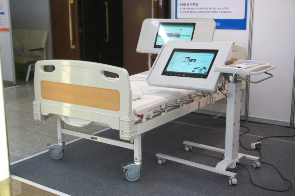 Giường bệnh tích hợp nhiều công nghệ hiện đại. (Ảnh: Vi Diệu/Vietnam+)
