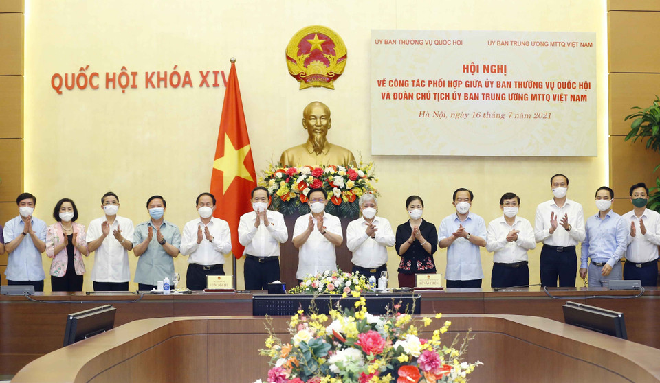 Chủ tịch Quốc hội Vương Đình Huệ với các đại biểu. (Ảnh: Doãn Tấn/TTXVN)