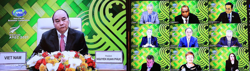 Chủ tịch nước Nguyễn Xuân Phúc cùng các nhà lãnh đạo APEC tham dự cuộc họp trực tuyến. (Ảnh: Thống Nhất/TTXVN)