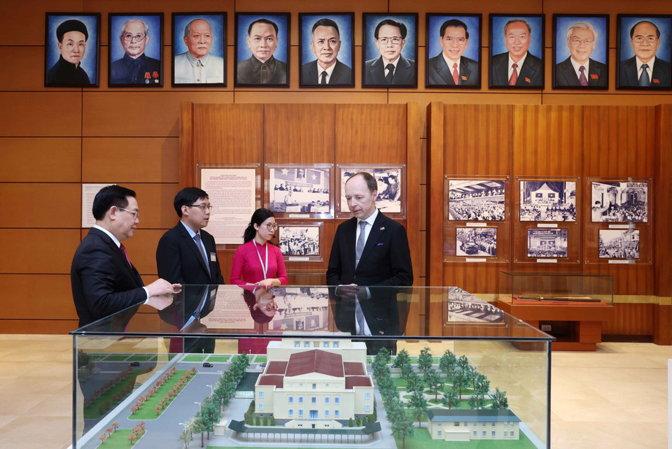 Chủ tịch Quốc hội Vương Đình Huệ và Chủ tịch Quốc hội Cộng hòa Phần Lan Jussi Halla-aho tham quan Phòng Truyền thống Quốc hội. (Ảnh: Nhan Sáng/TTXVN)