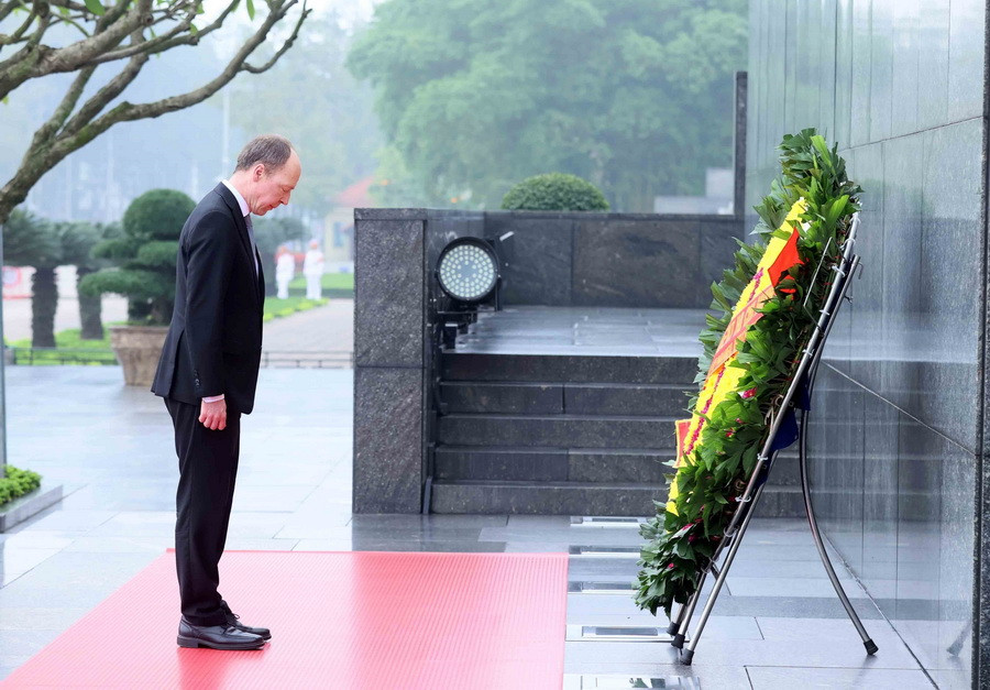 Chủ tịch Quốc hội Phần Lan Jussi Halla-aho đến đặt vòng hoa và vào Lăng viếng Chủ tịch Hồ Chí Minh. (Ảnh: An Đăng/TTXVN)