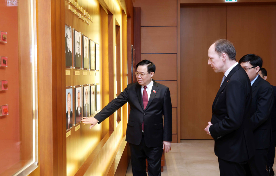 Chủ tịch Quốc hội Vương Đình Huệ và Chủ tịch Quốc hội Cộng hòa Phần Lan Jussi Halla-aho tham quan Phòng Truyền thống Quốc hội. (Ảnh: Nhan Sáng/TTXVN)