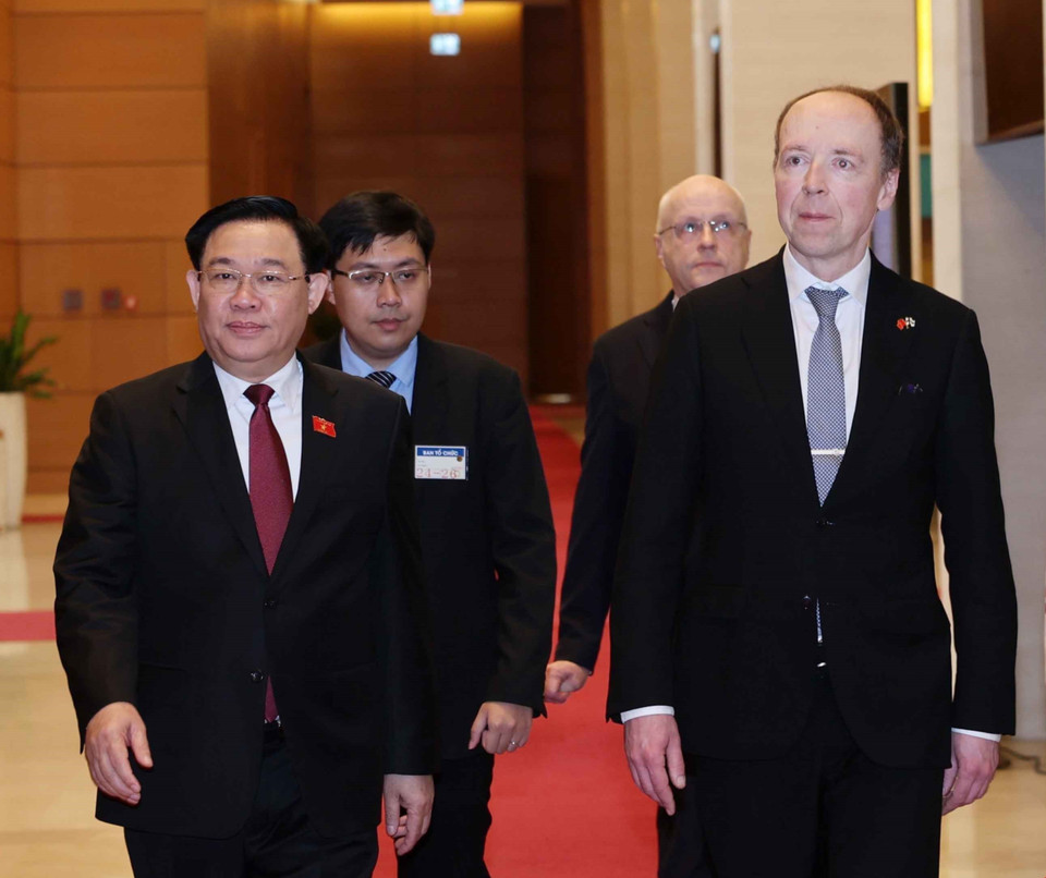 Chủ tịch Quốc hội Vương Đình Huệ đón Chủ tịch Quốc hội Cộng hòa Phần Lan Jussi Halla-aho. (Ảnh: Nhan Sáng/TTXVN)