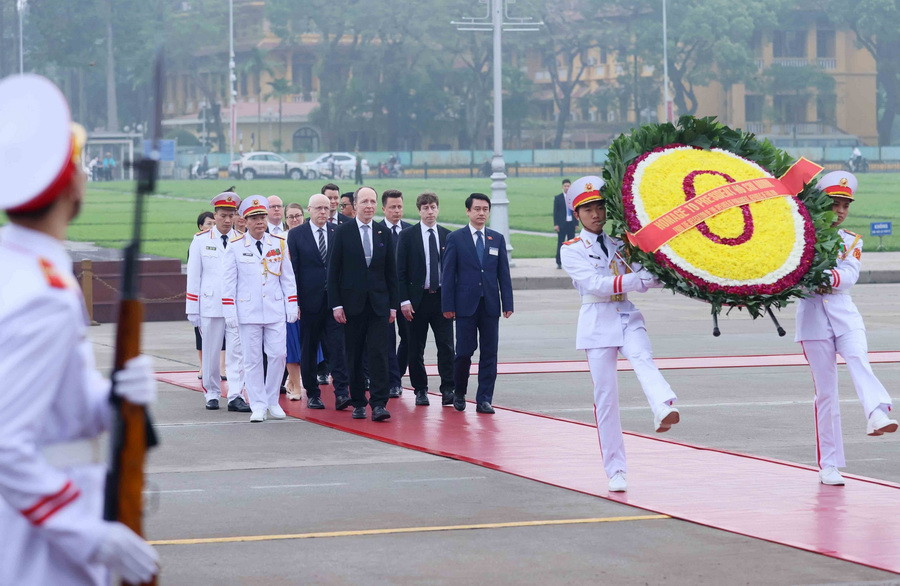 Trong chương trình thăm chính thức Việt Nam, sáng 25/3/2024, Chủ tịch Quốc hội Cộng hòa Phần Lan Jussi Halla-aho đến đặt vòng hoa và vào Lăng viếng Chủ tịch Hồ Chí Minh. (Ảnh: An Đăng/TTXVN)