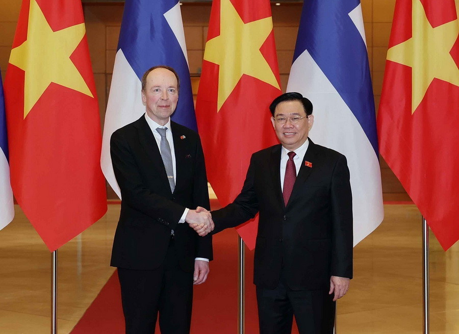 Chủ tịch Quốc hội Vương Đình Huệ đón Chủ tịch Quốc hội Cộng hòa Phần Lan Jussi Halla-aho. (Ảnh: Nhan Sáng/TTXVN)