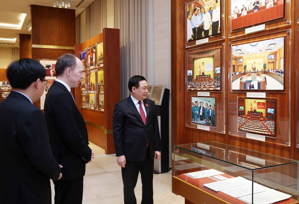Chủ tịch Quốc hội Vương Đình Huệ và Chủ tịch Quốc hội Cộng hòa Phần Lan Jussi Halla-aho tham quan Phòng Truyền thống Quốc hội. (Ảnh: Nhan Sáng/TTXVN)