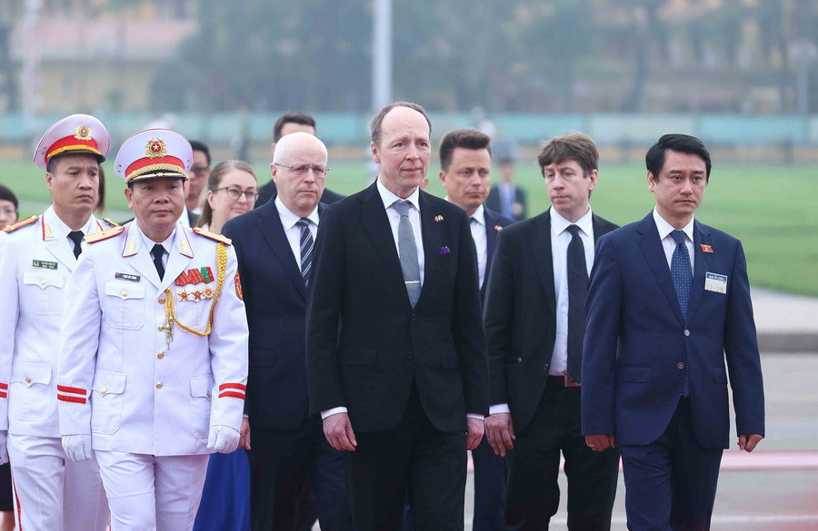 Chủ tịch Quốc hội Phần Lan Jussi Halla-aho đến đặt vòng hoa và vào Lăng viếng Chủ tịch Hồ Chí Minh. (Ảnh: An Đăng/TTXVN)