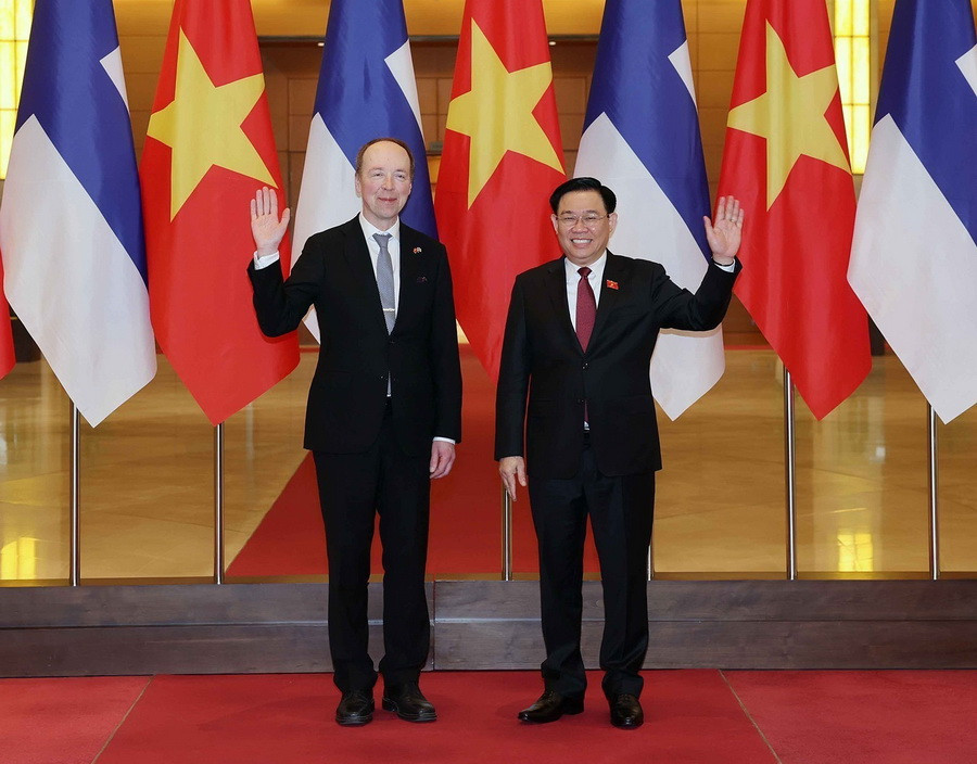 Chủ tịch Quốc hội Vương Đình Huệ đón Chủ tịch Quốc hội Cộng hòa Phần Lan Jussi Halla-aho. (Ảnh: Nhan Sáng/TTXVN)